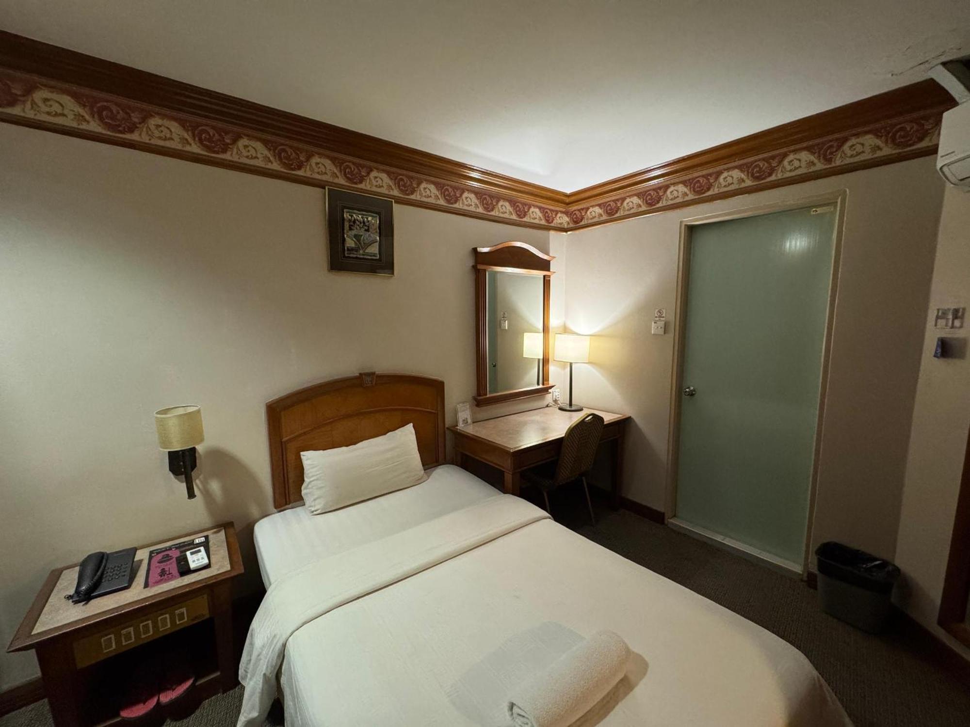 Hotel Deleeton Kota Kinabalu Exteriör bild