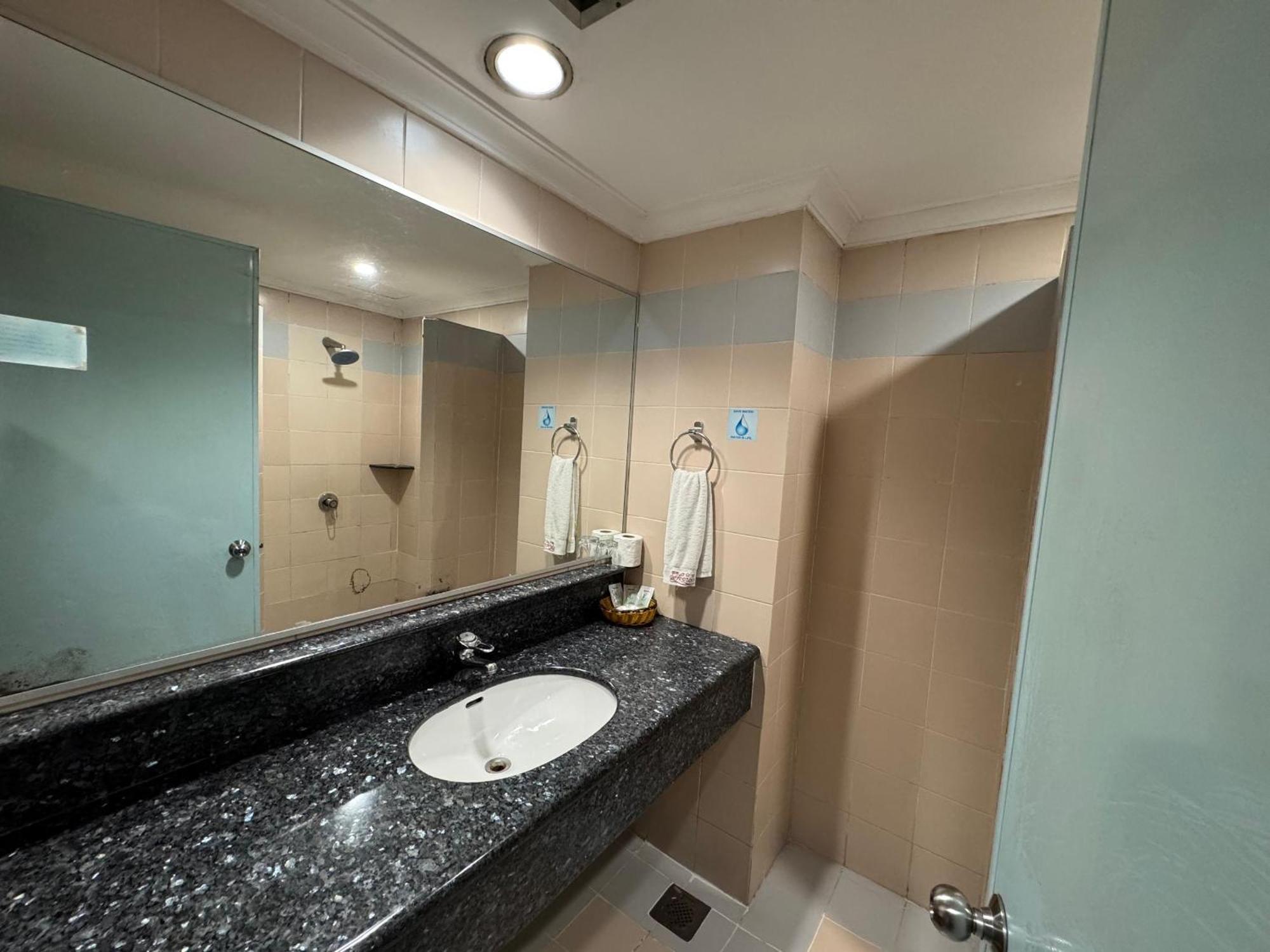 Hotel Deleeton Kota Kinabalu Exteriör bild