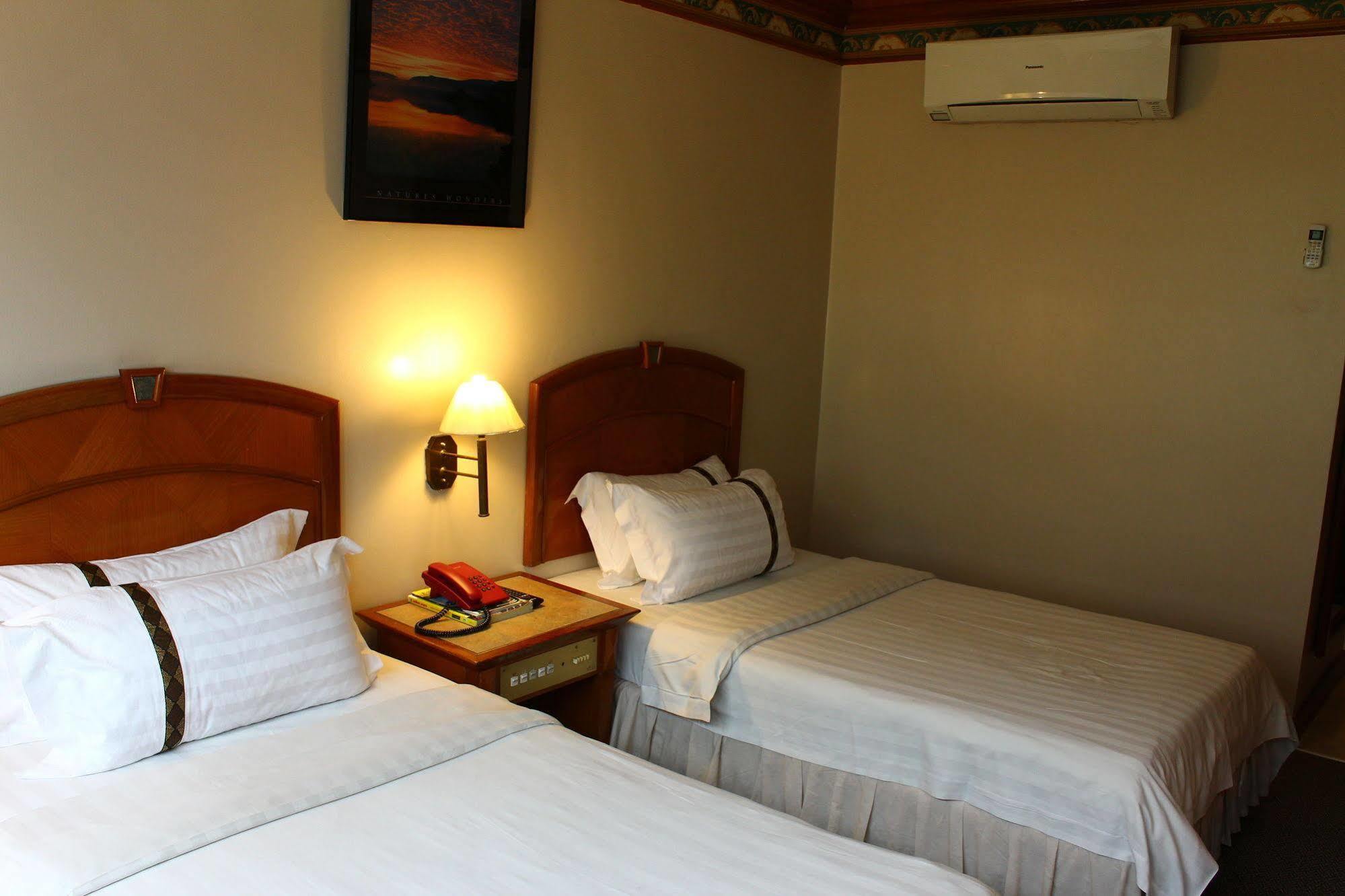 Hotel Deleeton Kota Kinabalu Exteriör bild