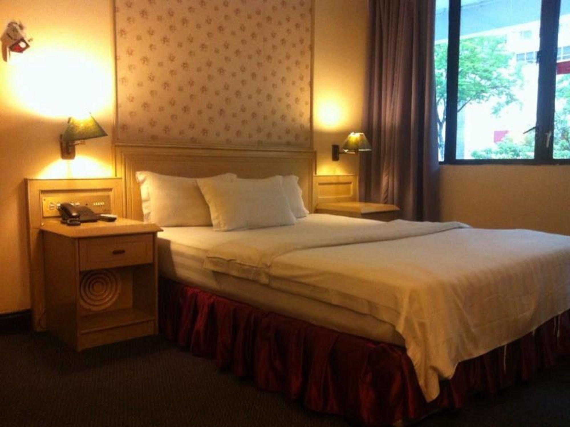 Hotel Deleeton Kota Kinabalu Exteriör bild