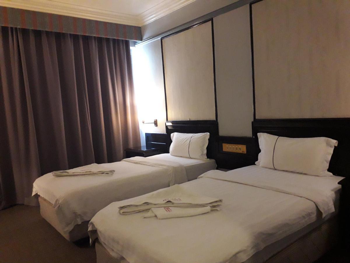 Hotel Deleeton Kota Kinabalu Exteriör bild
