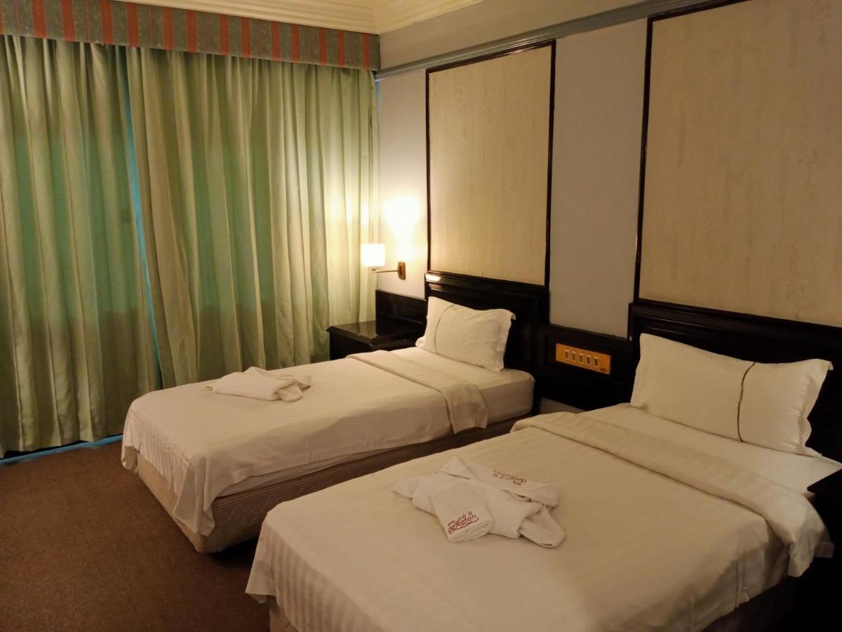 Hotel Deleeton Kota Kinabalu Exteriör bild